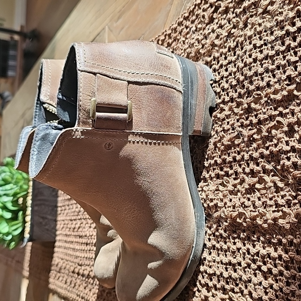 SOREL chelsea leather boots! 6.5
